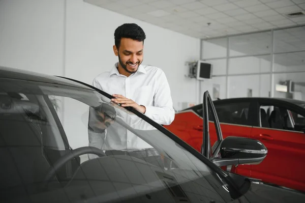 Happy Indian Man Buy New Biodiesel Eco Automobile Lux Showroom — Stockfoto