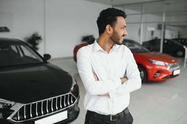 Happy Indian Man Buy New Biodiesel Eco Automobile Lux Showroom — Stok Foto