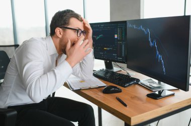 Stresli iş adamı kripto borsacı yatırımcı borsa kripto ticaret kripto verileri azalan zarar, kriz, durgunluk, enflasyon para kaybetme konusunda umutsuz