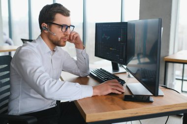 Bilgisayar monitörüne bakan ciddi iş adamı tüccarı analizcisi, indeksleri analiz eden yatırımcı komisyoncu, pc ekranında kripto para birimi borsası grafiği üzerinde online yatırım verileri ticareti