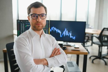 Bilgisayar monitörüne bakan ciddi iş adamı tüccarı analizcisi, indeksleri analiz eden yatırımcı komisyoncu, pc ekranında kripto para birimi borsası grafiği üzerinde online yatırım verileri ticareti