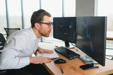 Stresli iş adamı kripto borsacı yatırımcı borsa kripto ticaret kripto verileri azalan zarar, kriz, durgunluk, enflasyon para kaybetme konusunda umutsuz