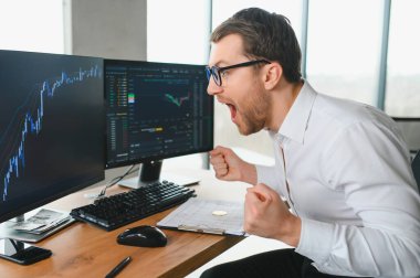 Stresli iş adamı kripto borsacı yatırımcı borsa kripto ticaret kripto verileri azalan zarar, kriz, durgunluk, enflasyon para kaybetme konusunda umutsuz