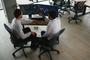 İki farklı kripto tüccarı borsa yatırımcıları borsa yatırımcılarını tartışıyor ticaret grafikleri araştırmaları bilgisayar kullanılarak ekran analizi, yatırım stratejisi, finansal riskler