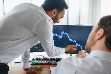 İki farklı kripto tüccarı borsa yatırımcıları borsa yatırımcılarını tartışıyor ticaret grafikleri araştırmaları bilgisayar kullanılarak ekran analizi, yatırım stratejisi, finansal riskler