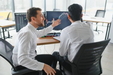 İki farklı kripto tüccarı borsa yatırımcıları borsa yatırımcılarını tartışıyor ticaret grafikleri araştırmaları bilgisayar kullanılarak ekran analizi, yatırım stratejisi, finansal riskler
