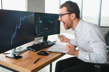 Stresli iş adamı kripto borsacı yatırımcı borsa kripto ticaret kripto verileri azalan zarar, kriz, durgunluk, enflasyon para kaybetme konusunda umutsuz