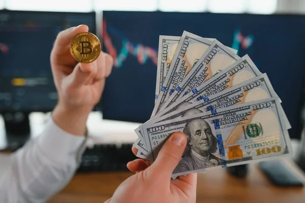 Homme Affaires Crypto Trader Investisseur Analyste Détenant Bitcoin Pièce Achat — Photo
