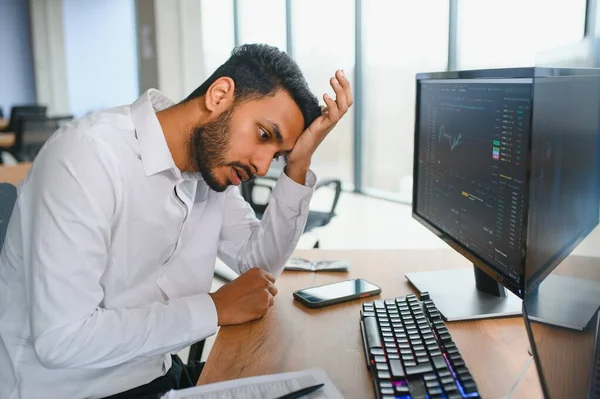 Fiatal Indiai Üzletember Kereskedő Nézi Számítógép Képernyőjén Kereskedési Grafikonok Tükrözik — Stock Fotó