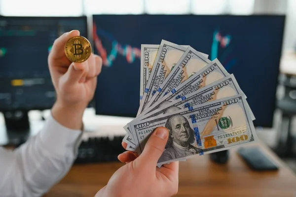 Homme Affaires Crypto Trader Investisseur Analyste Détenant Bitcoin Pièce Achat — Photo