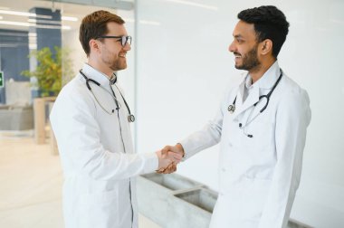 Avrupalı bir doktor meslektaşı olan Hintli bir doktor. Çok ırklı takım konsepti.