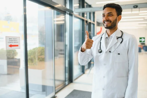 Portret Szczęśliwego Przyjaznego Mężczyzny Indyjskiego Lekarza Medycyny Latynoskiej Noszącego Biały — Zdjęcie stockowe