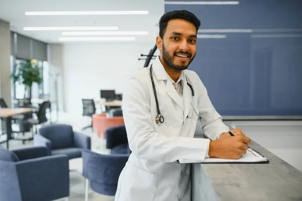 Portret Szczęśliwego Przyjaznego Mężczyzny Indyjskiego Lekarza Medycyny Latynoskiej Noszącego Biały — Zdjęcie stockowe