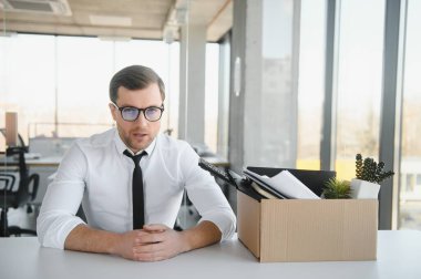 İş, kovulma ve iş kaybı konsepti. Kişisel eşyalarıyla kovulan erkek ofis çalışanı.