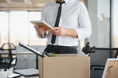 İş, kovulma ve iş kaybı konsepti. Kişisel eşyalarıyla kovulan erkek ofis çalışanı.