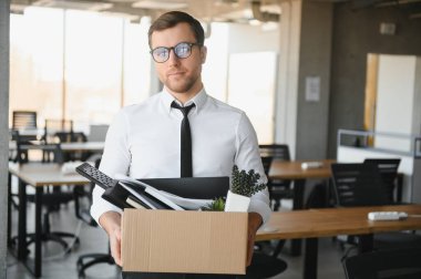 Ateş, işadamı özel eşyaları ile onun bürosundan çıkarken.