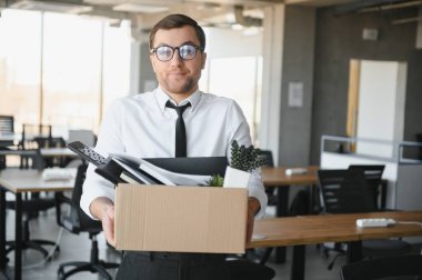 Ateş, işadamı özel eşyaları ile onun bürosundan çıkarken.