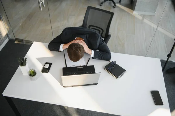 Portré Stresszes Aggódó Problémás Túlhajszolt Üzletember Vállalkozó Látszó Dokumentumok Jelentést — Stock Fotó