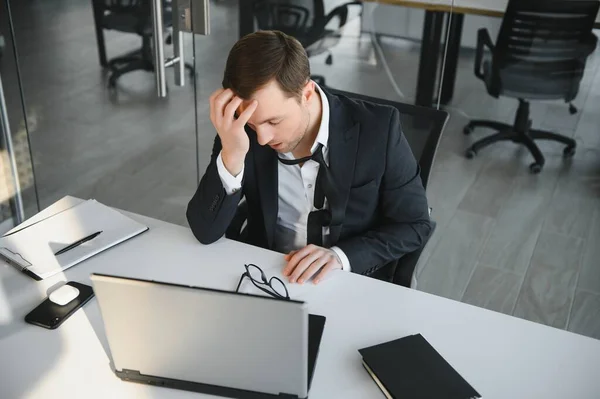 Retrato Estresado Preocupado Empresario Problemático Sobrecargado Trabajo Buscando Documentos Informe — Foto de Stock
