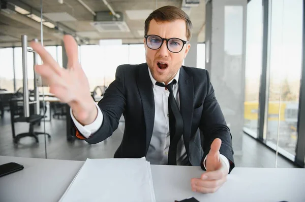Angry Businessman Sitting His Desk Screaming His Employees — Foto de Stock