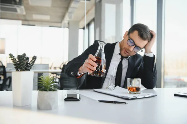 Fáradtság Fiatal Üzletember Munkahelyen Kezében Whisky Üveg Alkoholfogyasztás Csőd Koncepció — Stock Fotó
