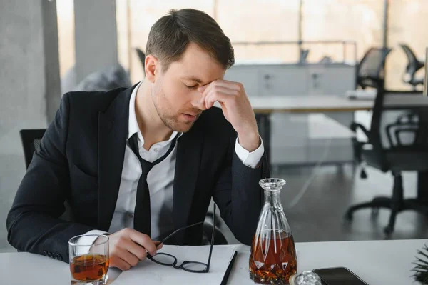 工作中的酒精中毒累了的员工在工作场所喝酒 不能承受压力 — 图库照片