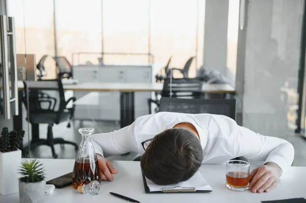 工作中的酒精中毒累了的员工在工作场所喝酒 不能承受压力 — 图库照片