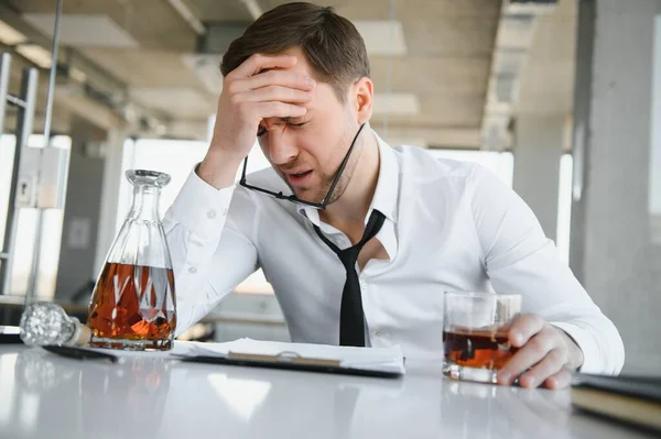 Trötthet Ung Affärsman Sitter Arbetsplatsen Och Håller Whisky Flaska Dricka — Stockfoto