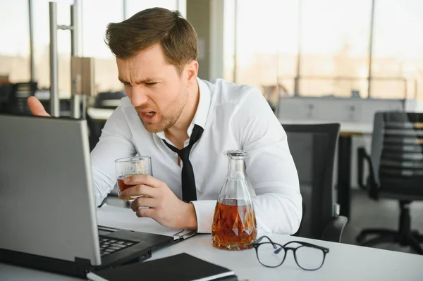 Ung Stressad Stilig Affärsman Arbetar Skrivbord Moderna Kontor Skriker Laptop — Stockfoto