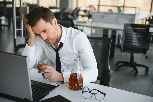 Uomo Affari Bere Dallo Stress Sul Posto Lavoro — Foto Stock