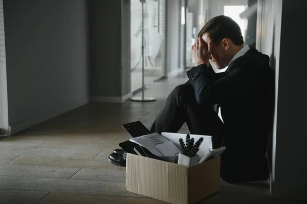 Λυπημένος Απολυμένος Επιχειρηματίας Που Κάθεται Έξω Από Την Αίθουσα Συνεδριάσεων — Φωτογραφία Αρχείου