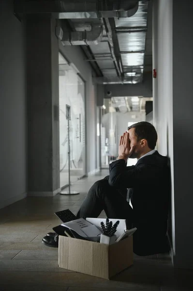 Λυπημένος Απολυμένος Επιχειρηματίας Που Κάθεται Έξω Από Την Αίθουσα Συνεδριάσεων — Φωτογραφία Αρχείου
