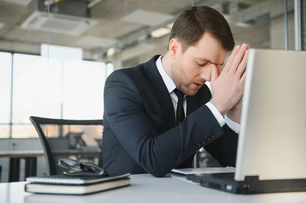 Deprimerad Affärsman Som Håller Huvudet Händerna Har Problem Bärbar Dator — Stockfoto