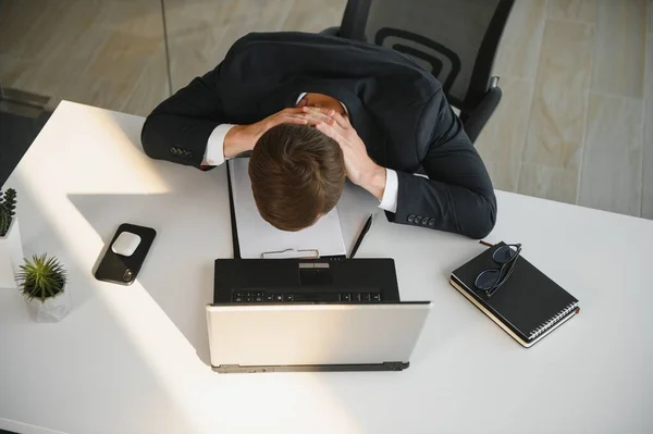Depressziós Fiatal Üzletember Kezében Fejével Problémái Vannak Egy Laptop Asztalon — Stock Fotó