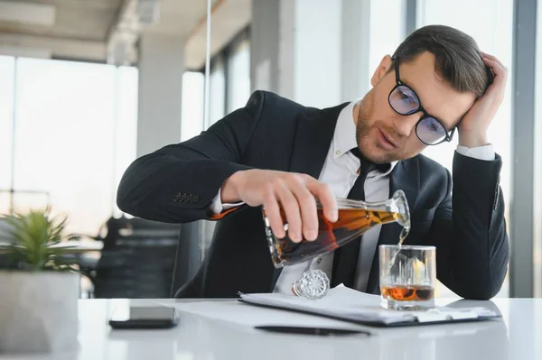 Ung Affärsman Dricker Från Stress — Stockfoto
