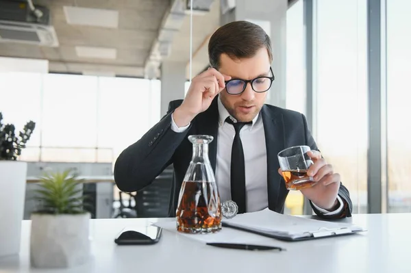 Joven Hombre Negocios Bebiendo Del Estrés —  Fotos de Stock