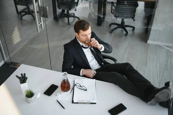 Biznesmen Pijący Stresu Miejscu Pracy — Zdjęcie stockowe