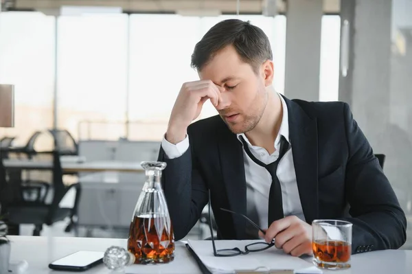 Alcoholismo Trabajo Empleado Cansado Beber Alcohol Lugar Trabajo Puede Manejar — Foto de Stock