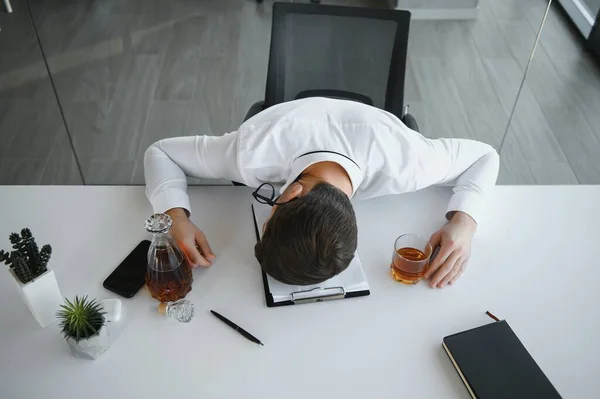 Alcoholismo Trabajo Empleado Cansado Beber Alcohol Lugar Trabajo Puede Manejar —  Fotos de Stock