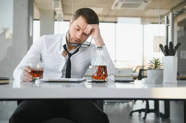 Alcoholism Work Tired Employee Drinking Alcohol Workplace Can Handle Stress — Stockfoto