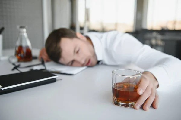 Alcoholisme Het Werk Moe Werknemer Drinken Alcohol Het Werk Kan — Stockfoto