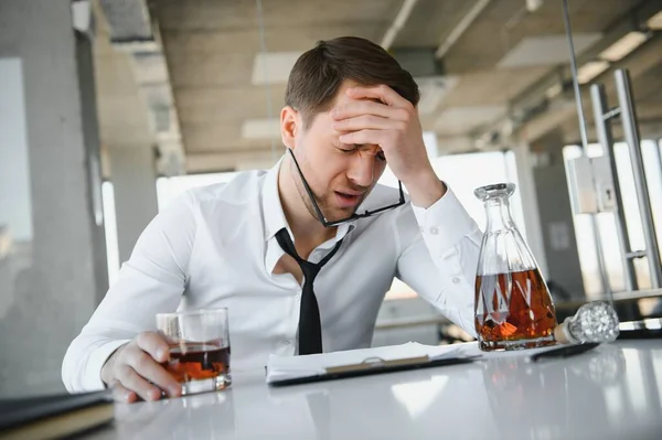 Alcoholism Work Tired Employee Drinking Alcohol Workplace Can Handle Stress — Stockfoto