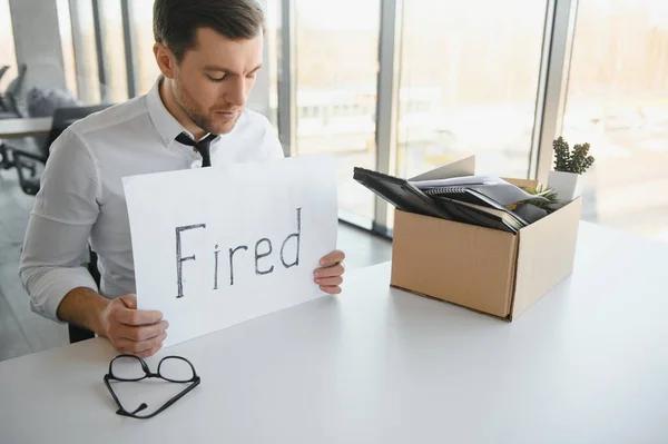 ビジネス 仕事の損失の概念 彼の個人的なものの箱と男性のオフィスワーカーを解雇 — ストック写真