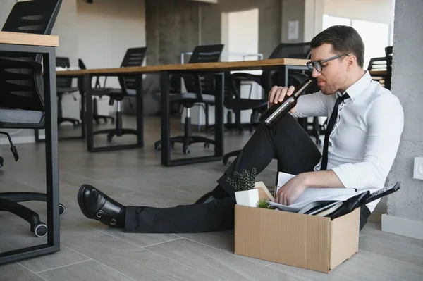 Homem Negócios Despedido Triste Sentado Fora Sala Reuniões Depois Ser — Fotografia de Stock