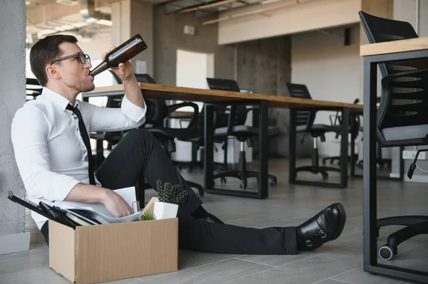 解雇された後会議室の外に座っていた悲しい解雇されたビジネスマン — ストック写真
