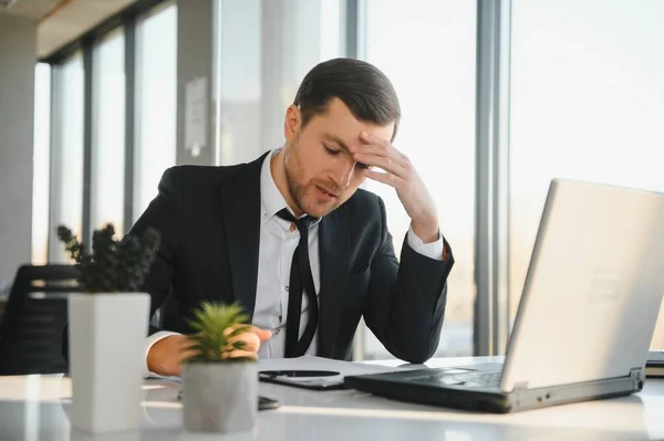 Deprimerad Affärsman Som Håller Huvudet Händerna Har Problem Bärbar Dator — Stockfoto