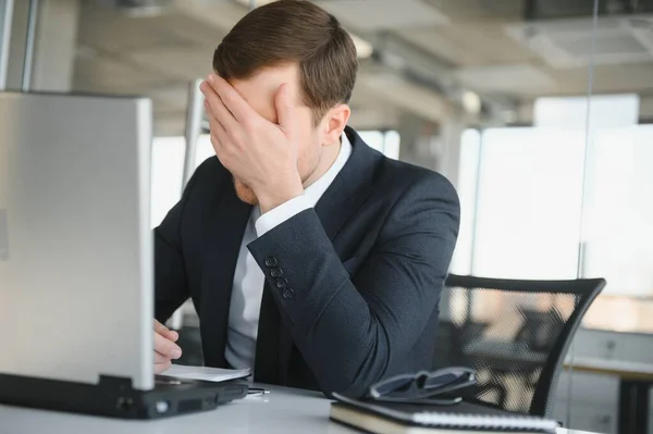 Empresário Ocupado Sob Estresse Devido Excesso Trabalho — Fotografia de Stock