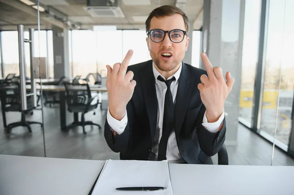Retrato Homem Negócios Irritado Mostrando Dedos Médios Duplos — Fotografia de Stock