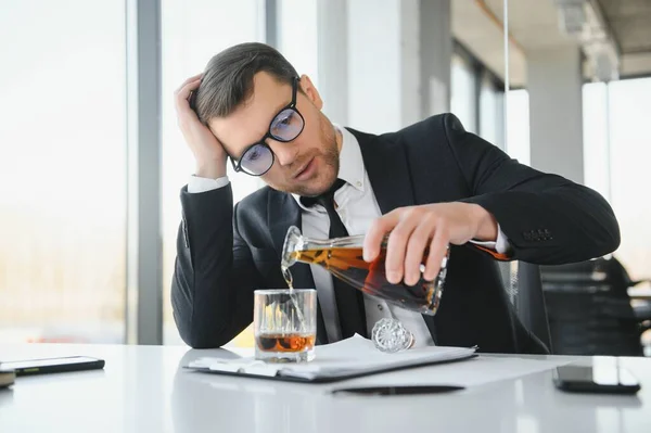 Alkoholism Jobbet Trött Anställd Dricka Alkohol Arbetsplatsen Kan Inte Hantera — Stockfoto