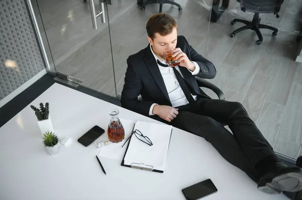 Alcoholism Work Tired Employee Drinking Alcohol Workplace Can Handle Stress — Stok fotoğraf